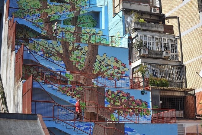 SARAJEVO STREET ART TOUR (art, history & mystery) - sARTajevo! - Papagajka (Perrot): where the first street art festival happened
